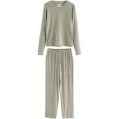 Self. Pijama verde pastel
