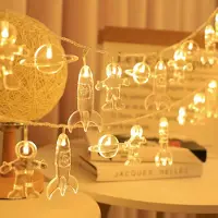 Rosikey Guirnalda de luces LED 3M, alimentada por batería, para decoración de habitaciones infantiles, con motivos de astronauta, cohete y planetas. Luz cálida
