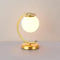 Alpinaluz Lámpara de mesa YLSA con diseño en forma de luna – esfera de vidrio opalino y base dorada, casquillo E27, ideal para dormitorios, oficinas o hoteles