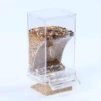 Unyqoos Dispensador automático de comida para aves de acrílico de la marca , con percha – comedero transparente para periquitos y canarios, con abertura de salida inclinada y recipiente de recogida