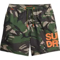 Superdry para hombre. M3010247A Bañador de 43,2 cm con logotipo Sportswear verde (M), Camuflaje, Beachwear, Poliéster Reciclado, Sostenible,