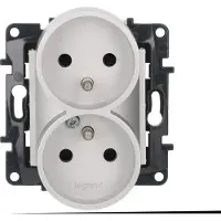 Legrand Niloe Step, toma de corriente doble de 2 enchufes (2P+Z), compatible con múltiples marcos, con terminales de tornillo y cubierta de contacto de aluminio. Modelo: 863334