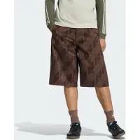 Adidas adidasPANTALÓN CORTO VAQUERO CON MONOGRAMA 32" Aurora Coffee Hombre